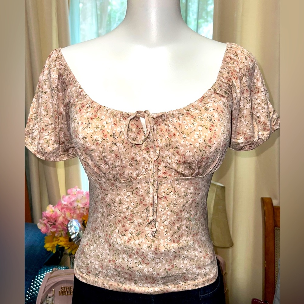 NWOT Boho tan flowers Peasant Top - floral print neutral colors